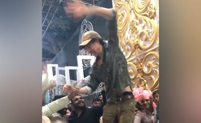 Viral Video:  जब विदेशी लड़के पर चढ़ गया देसी रंग, अपने डांस से बारात में मचा डाला धमाल