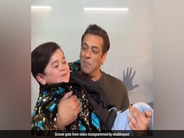 अब्दु रोजिक को गोद में लेकर डांस करते दिखे सलमान खान, दोनों ने 'ओह ओह जाने जाना' गाने पर किया मजेदार डांस अब्दु रोजिक को गोद में लेकर डांस करते दिखे सलमान खान, दोनों ने 'ओह ओह जाने जाना' गाने पर किया मजेदार डांस