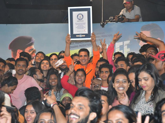 Akshay Kumar Takes Selfies With Fans