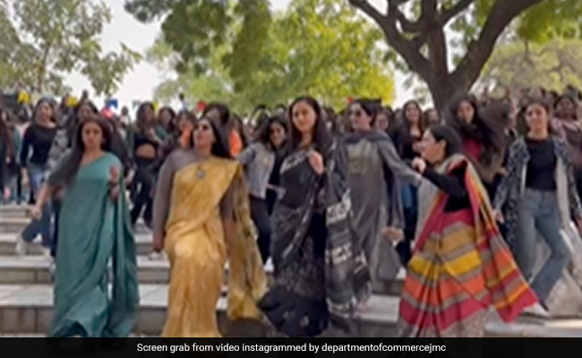 Shah Rukh Khan Reacts To Delhi Professors' Viral <i>Pathaan</i> Dance: "Educational Rockstars"