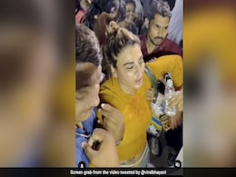 फोटोग्राफरों से पति आदिल के बारे में बात करते हुए बेहोश हुईं राखी सावंत, लोग बोले- 'हिम्मत है बेहोशी में भी फोन हाथ से नहीं छूटा' फोटोग्राफरों से पति आदिल के बारे में बात करते हुए बेहोश हुईं राखी सावंत, लोग बोले- 'हिम्मत है बेहोशी में भी फोन हाथ से नहीं छूटा'