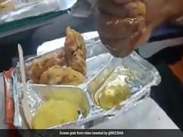 वंदे भारत ट्रेन में 'खराब खाना' की शिकायत पर रेलवे ने दिया जवाब, VIDEO हुआ था वायरल वंदे भारत ट्रेन में 'खराब खाना' की शिकायत पर रेलवे ने दिया जवाब, VIDEO हुआ था वायरल