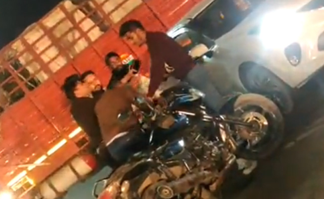 कार सवार युवकों की दबंगई, बुजुर्ग को बेरहमी से पीटा, वीडियो हो रहा वायरल