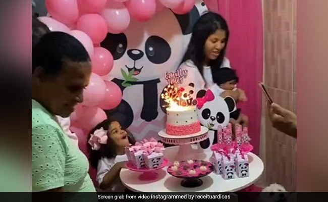 ओवर एक्साइटमेंट में इस क्यूट सी बच्ची ने कर दिया अपने ही बर्थडे केक का कबाड़ा, सोशल मीडिया पर यूजर्स ने ऐसे किया रिएक्ट