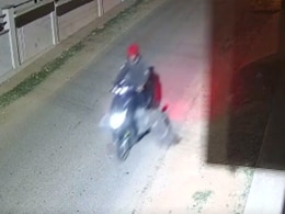 Caught On CCTV, Man With Body Of Delivery Agent He Had Killed Over iPhone Caught On CCTV, Man With Body Of Delivery Agent He Had Killed Over iPhone