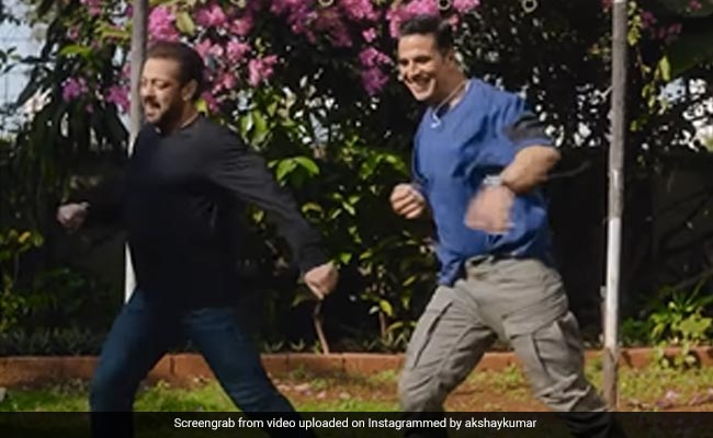 Salman Khan And Akshay Kumar Dance To <i>Main Khiladi</i>. Enough Said