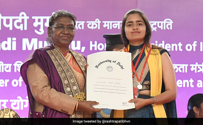 Students Opt For This Attire, Not Gowns, At Delhi University Convocation