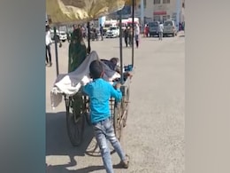 VIDEO : MP में एंबुलेंस नहीं मिली तो बीमार पिता को हाथठेले पर अस्पताल लेकर गया 6 साल का बेटा VIDEO : MP में एंबुलेंस नहीं मिली तो बीमार पिता को हाथठेले पर अस्पताल लेकर गया 6 साल का बेटा