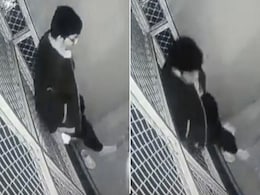 हॉस्टल की छठी मंजिल से गिरकर छात्र की मौत, सामने आया दर्दनाक VIDEO हॉस्टल की छठी मंजिल से गिरकर छात्र की मौत, सामने आया दर्दनाक VIDEO