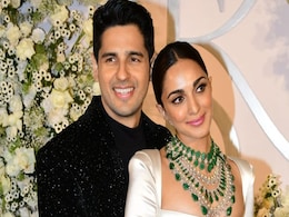 Kiara Advani और Sidharth Malhotra ने अपनी वेडिंग रिसेप्शन में पहना क्लासिक अटैयर, आप भी करें उनके स्टाइल को कॉपी Kiara Advani और Sidharth Malhotra ने अपनी वेडिंग रिसेप्शन में पहना क्लासिक अटैयर, आप भी करें उनके स्टाइल को कॉपी