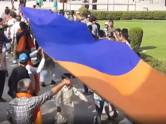 On Shah Jahan's '<i>Urs</i>', Thousands Visit Taj to See 1,480 Metre '<i>Chadar</i>'