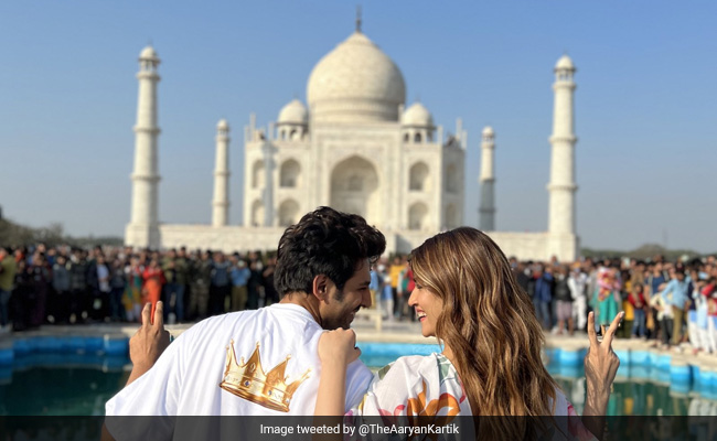 Kartik Aaryan's Caption For Agra Pic With Kriti Sanon:  "<i>Shehzada, Taj Aur Mumtaz</i>"