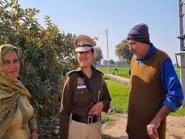 दारोगा बनने के बाद पहली बार वर्दी में मां-पिता से मिलने पहुंची बेटी, दोनों ने कहा- गर्व है बेटी! दारोगा बनने के बाद पहली बार वर्दी में मां-पिता से मिलने पहुंची बेटी, दोनों ने कहा- गर्व है बेटी!