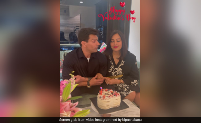 Bipasha Basu Karan Singh Grover ने खास अंदाज में मनाया Valentines Day- Video Inside
