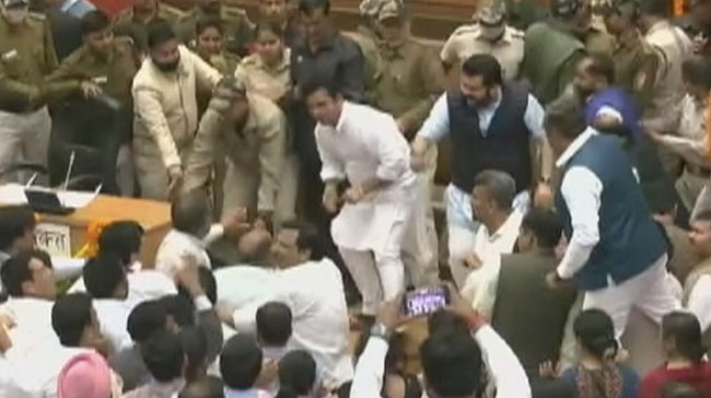 बार-बार MCD में क्यों हो रही मारपीट? कोर्ट भी जा सकता है मामला, 10 प्वाइंट्स