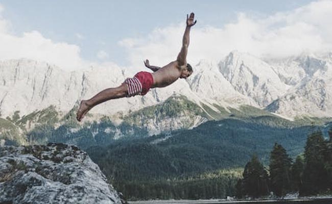 'Death Diving' Is The Newest Trend On The Internet And It Sure Looks Scary