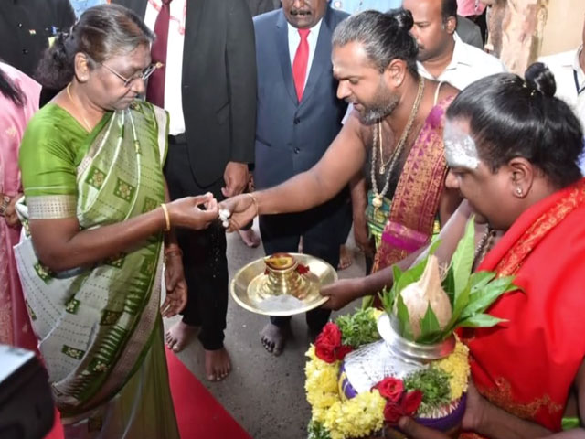 President Droupadi Murmu Visits Meenakshi Sundareswarar Temple In Madurai