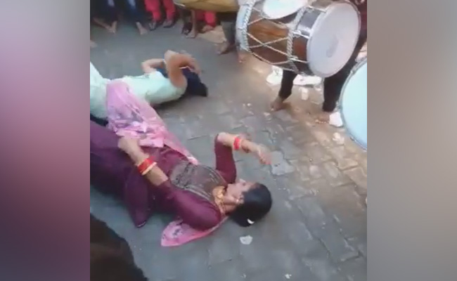 VIDEO: सड़क पर लोट-लोटकर नाचने लगीं लड़कियां, ढोल की थाप पर आंटियों ने किया धमा चौकड़ी डांस