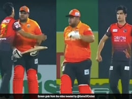 Naseem Shah ने Azam Khan का उड़ाया मजाक, पाक खिलाड़ियों ने Live मैच में एक दूसरे को मारी टक्कर- Video Naseem Shah ने Azam Khan का उड़ाया मजाक, पाक खिलाड़ियों ने Live मैच में एक दूसरे को मारी टक्कर- Video