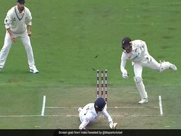 'बुरी किस्मत' से होते हैं बल्लेबाज इस तरह से आउट, पैर फिसला और खा गए गच्चा, देखें Video 'बुरी किस्मत' से होते हैं बल्लेबाज इस तरह से आउट, पैर फिसला और खा गए गच्चा, देखें Video