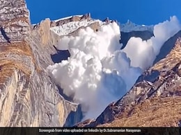 Video Shows 'Unseen' Phenomenon Of 'Cloud Avalanche' On Mount Everest In Nepal Video Shows 'Unseen' Phenomenon Of 'Cloud Avalanche' On Mount Everest In Nepal