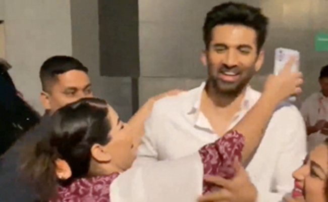 Viral: What Happened When A Female Fan Tried To Kiss Aditya Roy Kapur