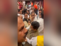 आप के पार्षद ने बीजेपी के पार्षद को मारा थप्पड़, VIDEO दिखाकर BJP ने लगाया आरोप आप के पार्षद ने बीजेपी के पार्षद को मारा थप्पड़, VIDEO दिखाकर BJP ने लगाया आरोप