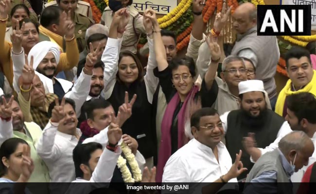 AAP ने जीता दिल्ली मेयर चुनाव : शैली ओबेरॉय ने भाजपा की रेखा गुप्ता को 34 मतों से हराया