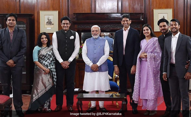 PM Modi Meets Actors, Former Cricketers For Dinner In Bengaluru