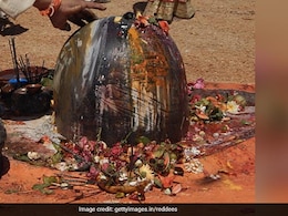 आज प्रदोष व्रत पर इन चीजों से करें शिवलिंग का अभिषेक, मान्यतानुसार शिव शंकर की मिलेगी कृपा आज प्रदोष व्रत पर इन चीजों से करें शिवलिंग का अभिषेक, मान्यतानुसार शिव शंकर की मिलेगी कृपा