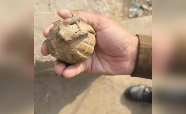 यूपी: मेरठ में मध्य गंगनहर किनारे हैंड ग्रेनेड मिलने से मचा हड़कंप, मौके पर पहुंची पुलिस