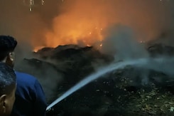 नोएडा के डंपिंग ग्राउंड में लगी भीषण आग, कोई हताहत नहीं नोएडा के डंपिंग ग्राउंड में लगी भीषण आग, कोई हताहत नहीं