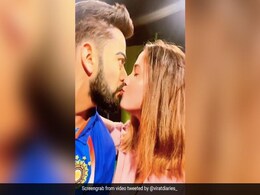 Video: मैडम तुसाद म्युजियम में विराट के पुतले को किस करते हुए वीडियो हुआ वायरल, फैंस ने दिया कुछ ऐसा रिएक्शन Video: मैडम तुसाद म्युजियम में विराट के पुतले को किस करते हुए वीडियो हुआ वायरल, फैंस ने दिया कुछ ऐसा रिएक्शन