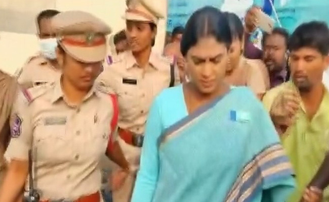 महबूबाबाद MLA के खिलाफ आपत्तिजनक टिप्पणी के लिए पुलिस ने वायएस शर्मिला को हिरासत में लिया