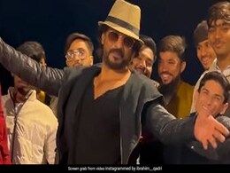 'पठान' की सफलता के बाद बढ़ी शाहरुख खान के हमशक्ल की डिमांड, वीडियो देख खा जाएंगे धोखा 'पठान' की सफलता के बाद बढ़ी शाहरुख खान के हमशक्ल की डिमांड, वीडियो देख खा जाएंगे धोखा