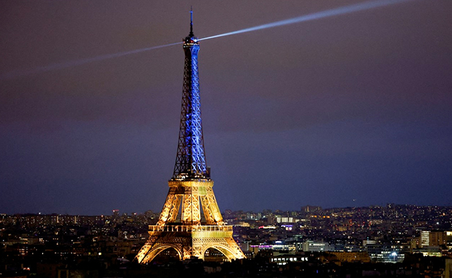 Eiffel Tower, Trafalgar Square Lit In Yellow And Blue To Mark 1 Year Of Ukraine War