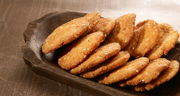 Add Sweetness To Your Holi Celebrations With Halwai-Style Meethi Mathari