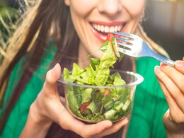 इन 10 चीजों को खाने से चेहरे पर दिखने लगता है निखार, 40 की उम्र में Face दिखता है 28 जैसा  इन 10 चीजों को खाने से चेहरे पर दिखने लगता है निखार, 40 की उम्र में Face दिखता है 28 जैसा