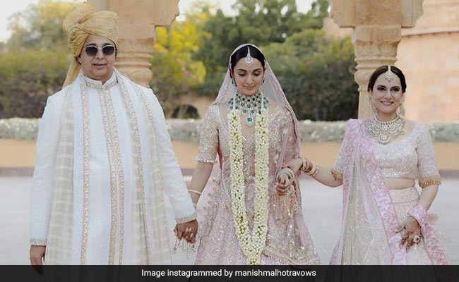 New Pics: Kiara Advani And Parents At Her Wedding To Sidharth Malhotra