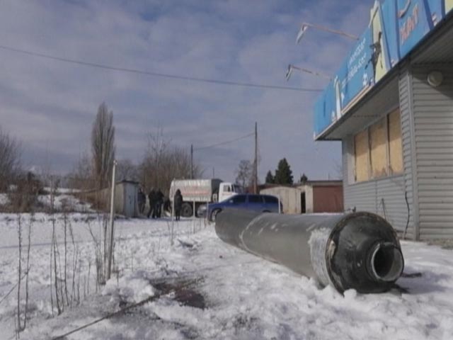 Ukraine Removes Unexploded Rocket Fielded By Russia