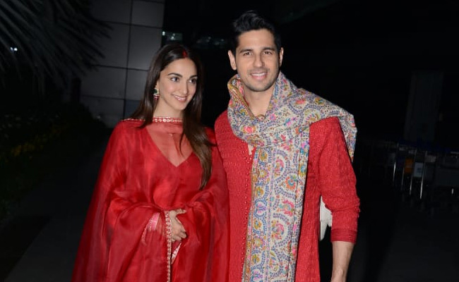 "<i>Thoda Meetha Hojaye</i>," Says Kiara Advani As She Distributes Sweets With Husband Sidharth Malhotra