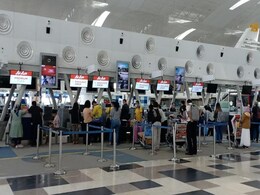 फ्लाइट पकड़ने के लिए भाग रहे माता-पिता ने अपने बच्चे को इजराइल एयरपोर्ट चेक-इन पर छोड़ दिया फ्लाइट पकड़ने के लिए भाग रहे माता-पिता ने अपने बच्चे को इजराइल एयरपोर्ट चेक-इन पर छोड़ दिया