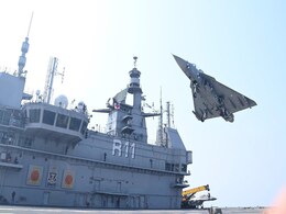 Indian Navy की बड़ी उपलब्धि, INS विक्रांत पर हल्के लड़ाकू विमान की सफल लैंडिंग, देखें तस्वीरें  Indian Navy की बड़ी उपलब्धि, INS विक्रांत पर हल्के लड़ाकू विमान की सफल लैंडिंग, देखें तस्वीरें
