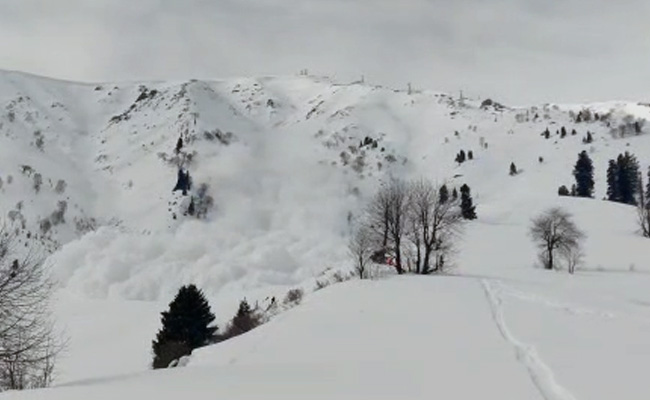 VIDEO: गुलमर्ग में भीषण हिमस्खलन, कई लोगों के फंसे होने की आशंका VIDEO: गुलमर्ग में भीषण हिमस्खलन, कई लोगों के फंसे होने की आशंका