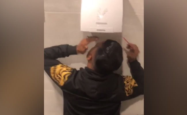 वॉशरूम में लगे हैंड ड्रायर से लड़के ने सुखाए बाल, 6 सेकंड के इस VIDEO को देख लोगों ने कहा 'वाह ! मजा आ गया'
