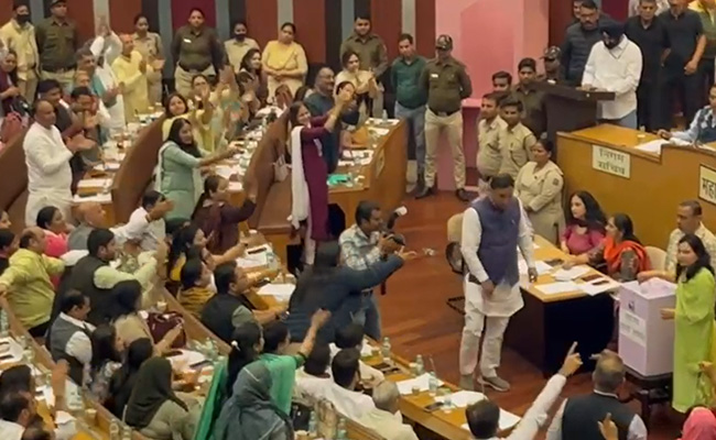 VIDEO: सिद्धू मूसेवाला स्‍टाइल में पवन सहरावत ने ठोकी ताल, MCD स्‍टैंडिंग कमेटी के चुनाव में दिखाई ठसक