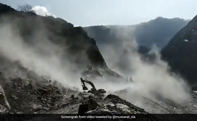 Landslides Block Jammu-Srinagar Highway, Hundreds Stranded
