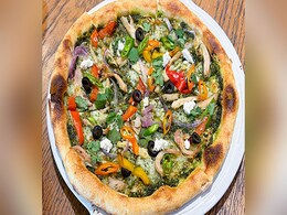 पिग्स की पिज्जा पार्टी में पहुंचा एक डॉगी, मजेदार वीडियो देख आप भी मुस्कुरा उठेंगे पिग्स की पिज्जा पार्टी में पहुंचा एक डॉगी, मजेदार वीडियो देख आप भी मुस्कुरा उठेंगे