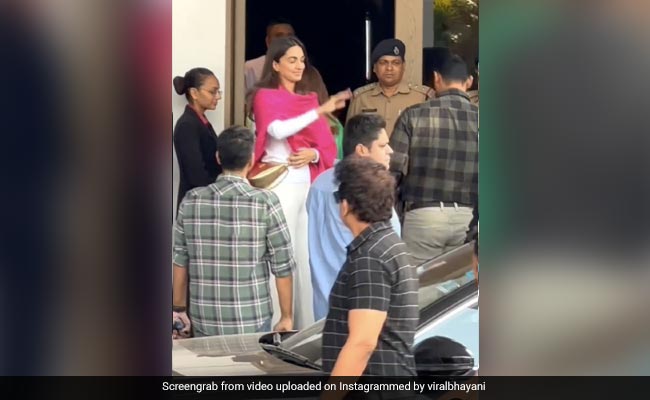 Sidharth-Kiara Wedding: शादी के लिए जैसलमेर रवाना हुईं कियारा आडवाणी, पैपराजी के कैमरे में कैद हुई एक्ट्रेस के चेहरे पर खुशी