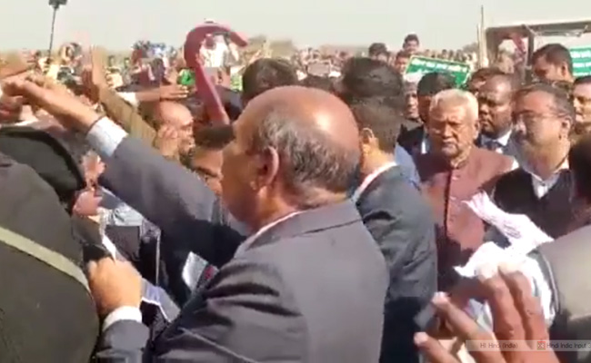 VIDEO: समाधान यात्रा के लिए औरंगाबाद पहुंचे CM नीतीश कुमार के करीब गिरा कुर्सी का टुकड़ा, बाल-बाल बचे
